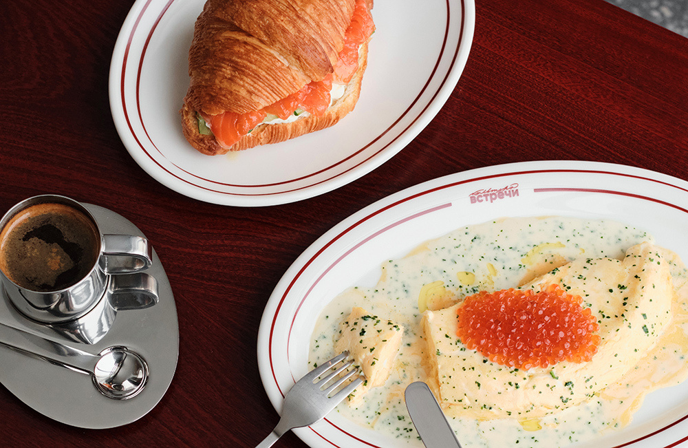     В  «Культуре встречи» на Мичуринском обновили утреннее меню. С 8:35 заказываем тут томаты с крабом, омлет с красной икрой, котлеты с яйцом на ржаной булке, круассаны с форелью.    
 Фото: пресс-служба