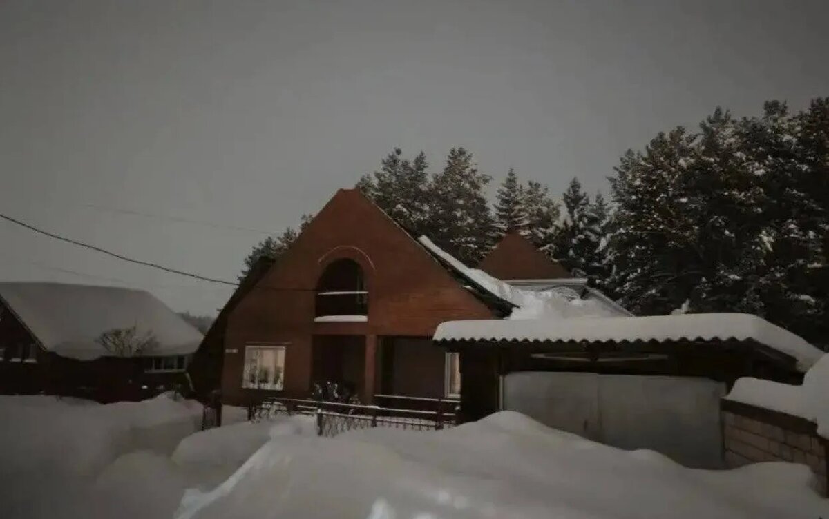    Крыша дома обрушилась из-за снега в Удмуртии