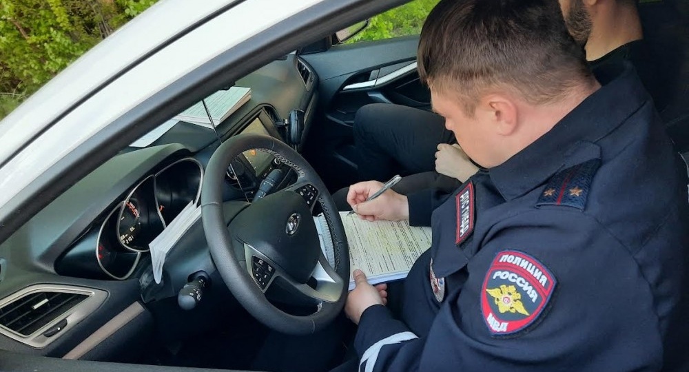 Просто держать – уже нарушение: суд поставил точку в споре о телефоне за рулем