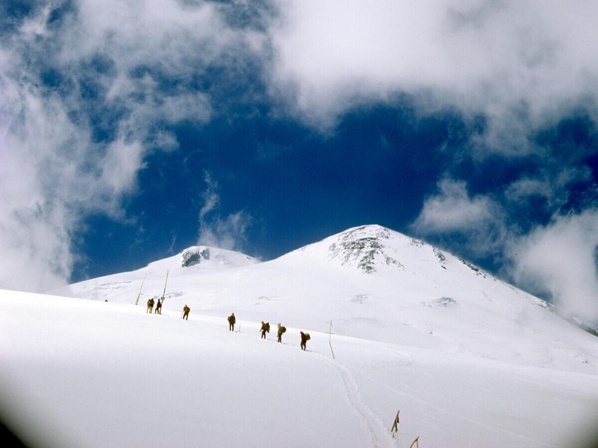    Отряд альпинистов поднимается к одной из вершин Эльбруса | © РИА Новости / Макс Альперт