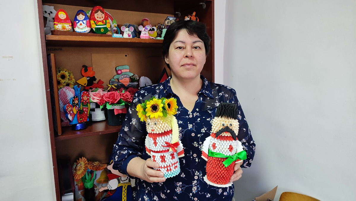 - Это мои, пожалуй, самые популярные детища – казак и казачка и бумаги, - улыбается татарская мастерица. – Где они только уже не побывали! Фото и видео: Регина СТЕПАНЯК.