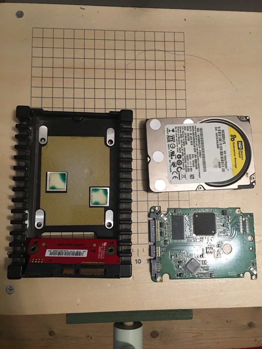 сам диск формата 2,5", но вместе с охлаждением превращается в 3,5"