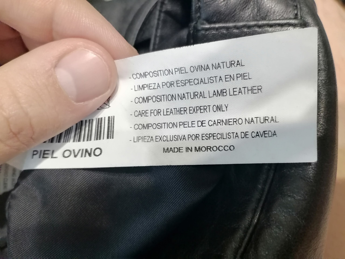 Испанский язык широко используется на севере Марокко, так что можно предположить, что брюки пошиты где-нибудь в Касабланке или Рабате. 