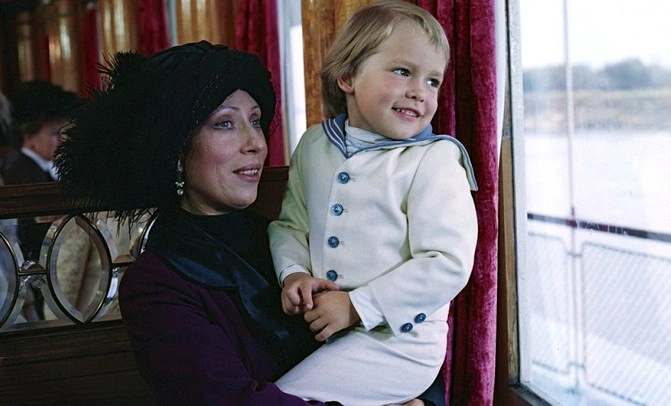 Иван Панфилов в детстве и Инна Чурикова в фильме «Васса». 1982 год