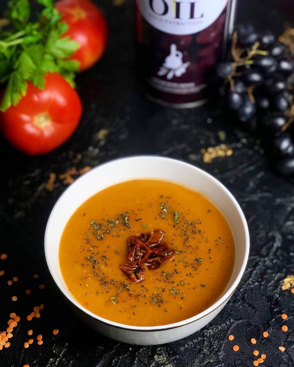 Суп из красной чечевицы с вялеными томатами