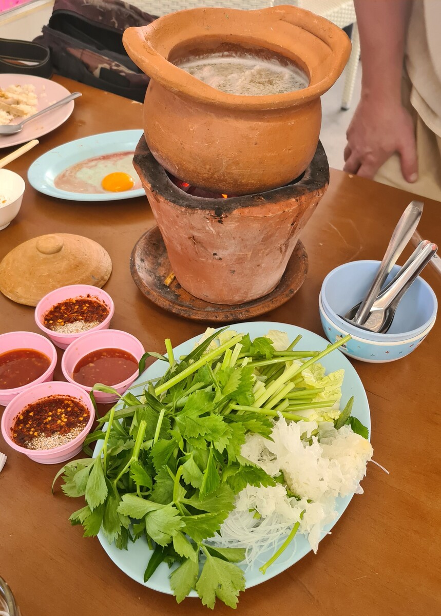 Смысл названия: «Jim» означает «макать» в соус, а «Jum» — «окунать» в бульон.