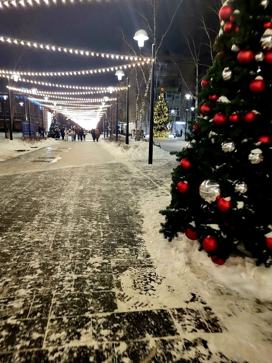 Прогулялась по нашей пешеходной улице. Погода-потеплело!