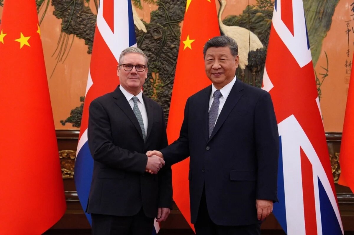    Во время церемонии рукопожатия с председателем КНР Си Цзиньпином Стармер выглядел как ребенок, к которому пришел Санта-Клаус с подарками