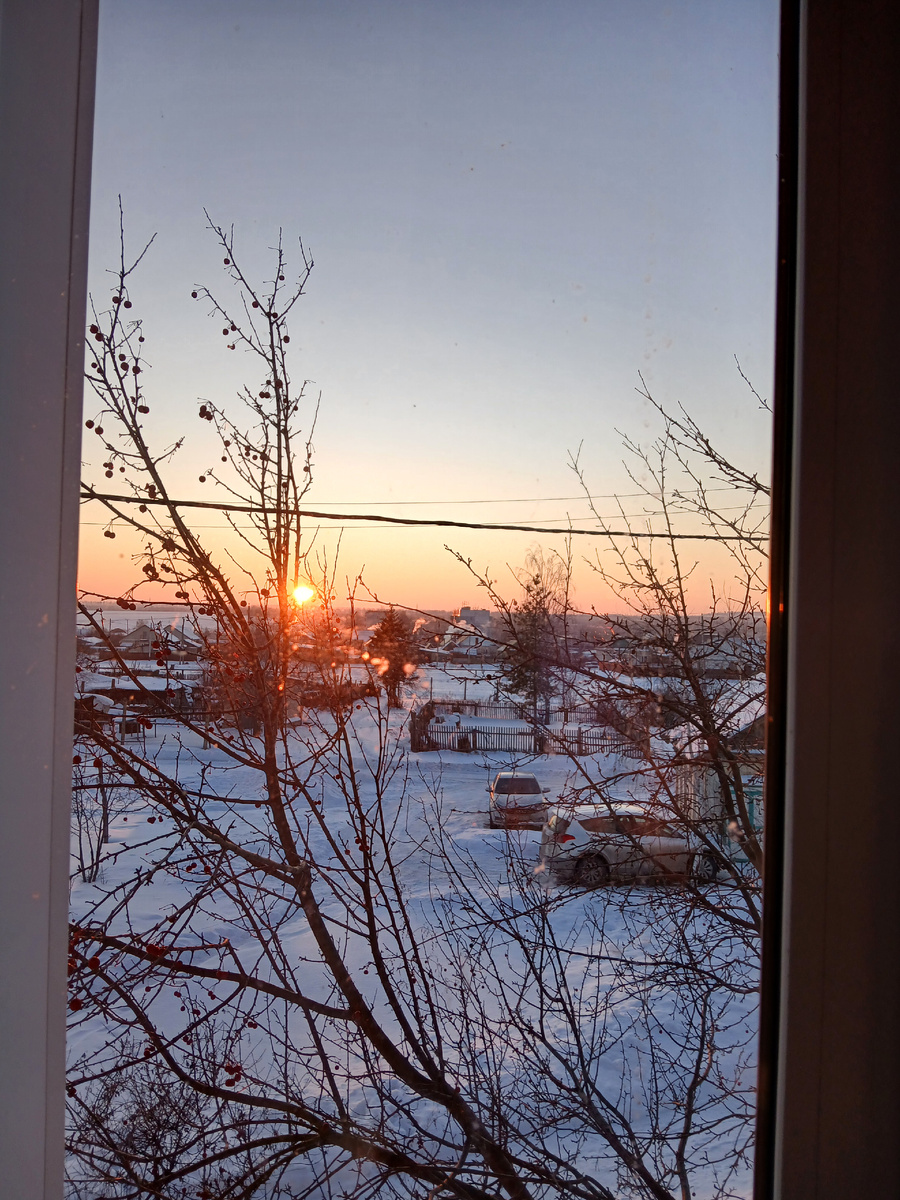 Фото автора. Такой закат из окна в доме зАгородом. Делюсь - красота же!