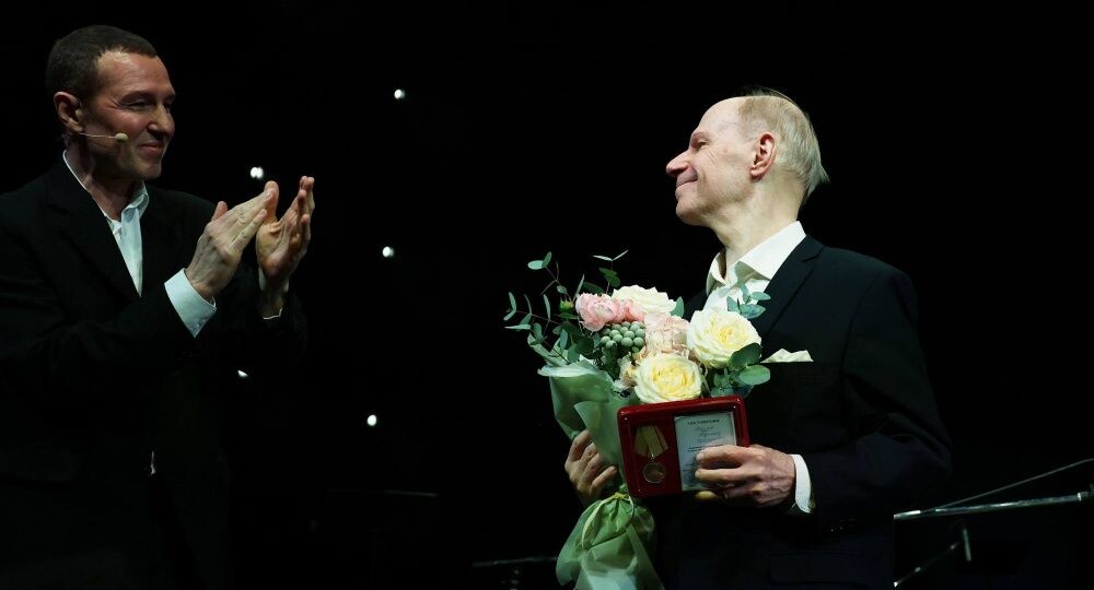 Авангард Леонтьев награжден медалью «В память 200-летия со дня рождения А.Н. Островского»