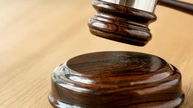 Фото: https://ru.freepik.com/free-photo/closeup-gavel-judgement-concept_3077332.htm#