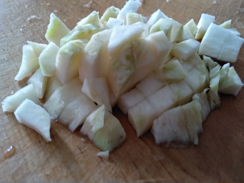 Нарезаю всегда кубиками для горячих блюд