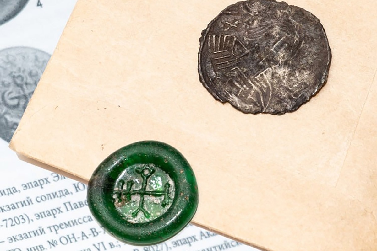    Экзагий из зеленого стекла и сребреник князя Владимира. / Новгородский музей-заповедник