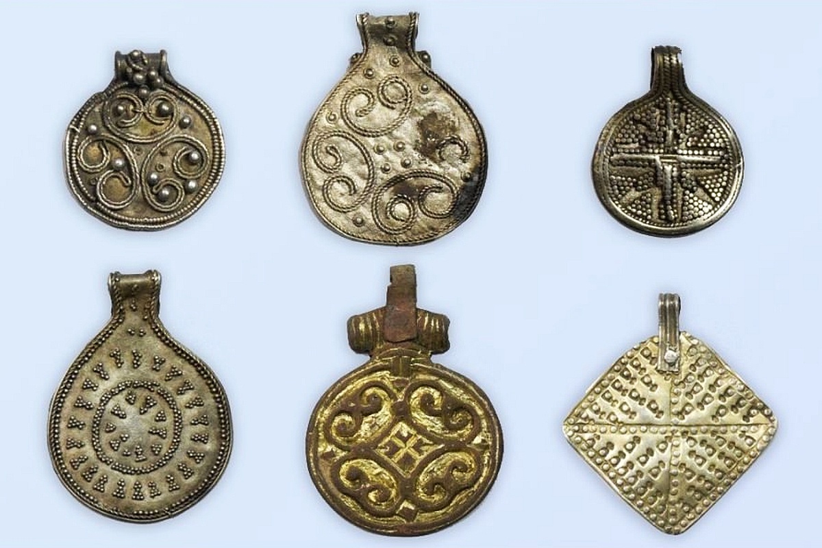    Круглые и ромбическая декорированные подвески./Институт археологии РАН