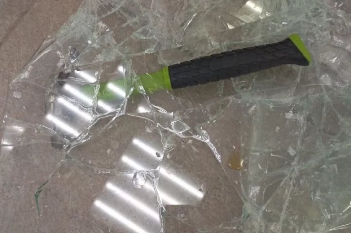    В Орске перед судом предстанет обвиняемый в открытом хищении ювелирных украшений.