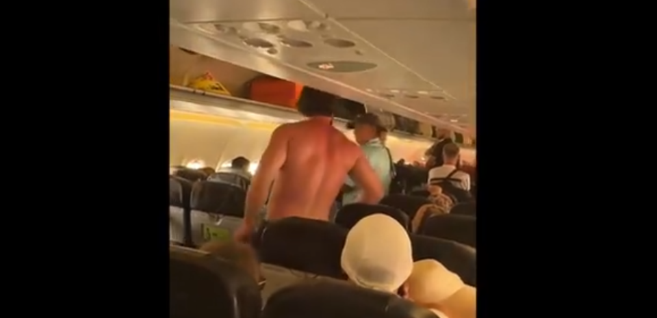    Турист устроил дебош в самолете. Источник: Кадр из видео "ВКонтакте"