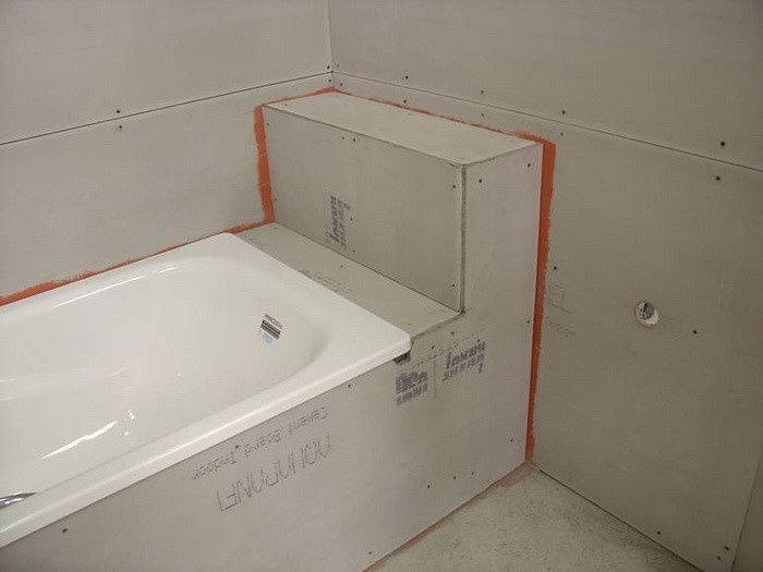 Пространство между ванной и стеной обыграно импровизированной двух-ярусной полочкой