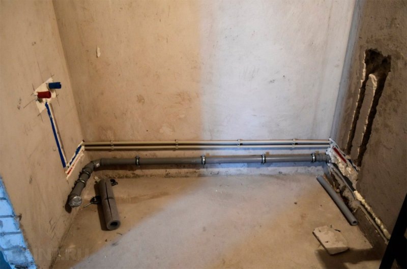 Если разводка идет под ванной, то ее можно оставить снаружи