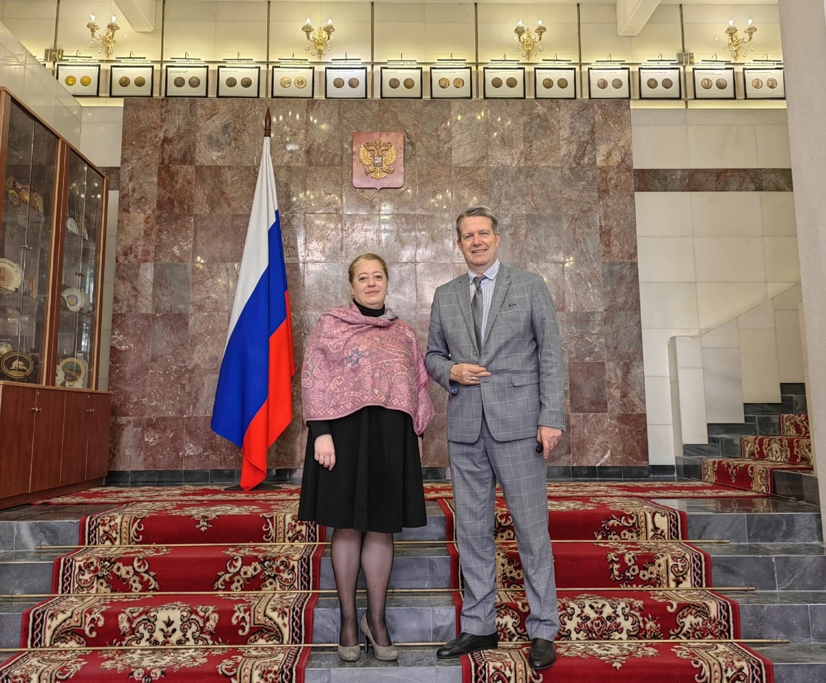 Денис Андреевич фон Мекк с Генеральным Консулом России в Дананге МИЗОНОВОЙ МАРИЕЙ ГЕОРГИЕВНОЙ перед открытием выстакви, лекией и концертом музыкантов