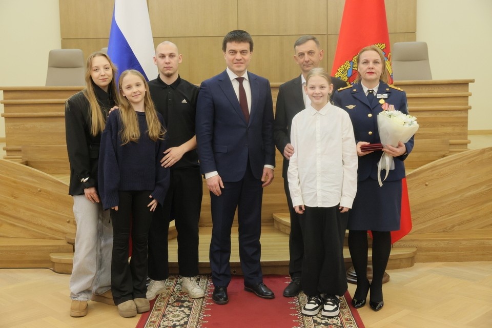    Губернатор Красноярского края Михаил Котюков и семья Лебедевых Александр ЧЕРНЫХ