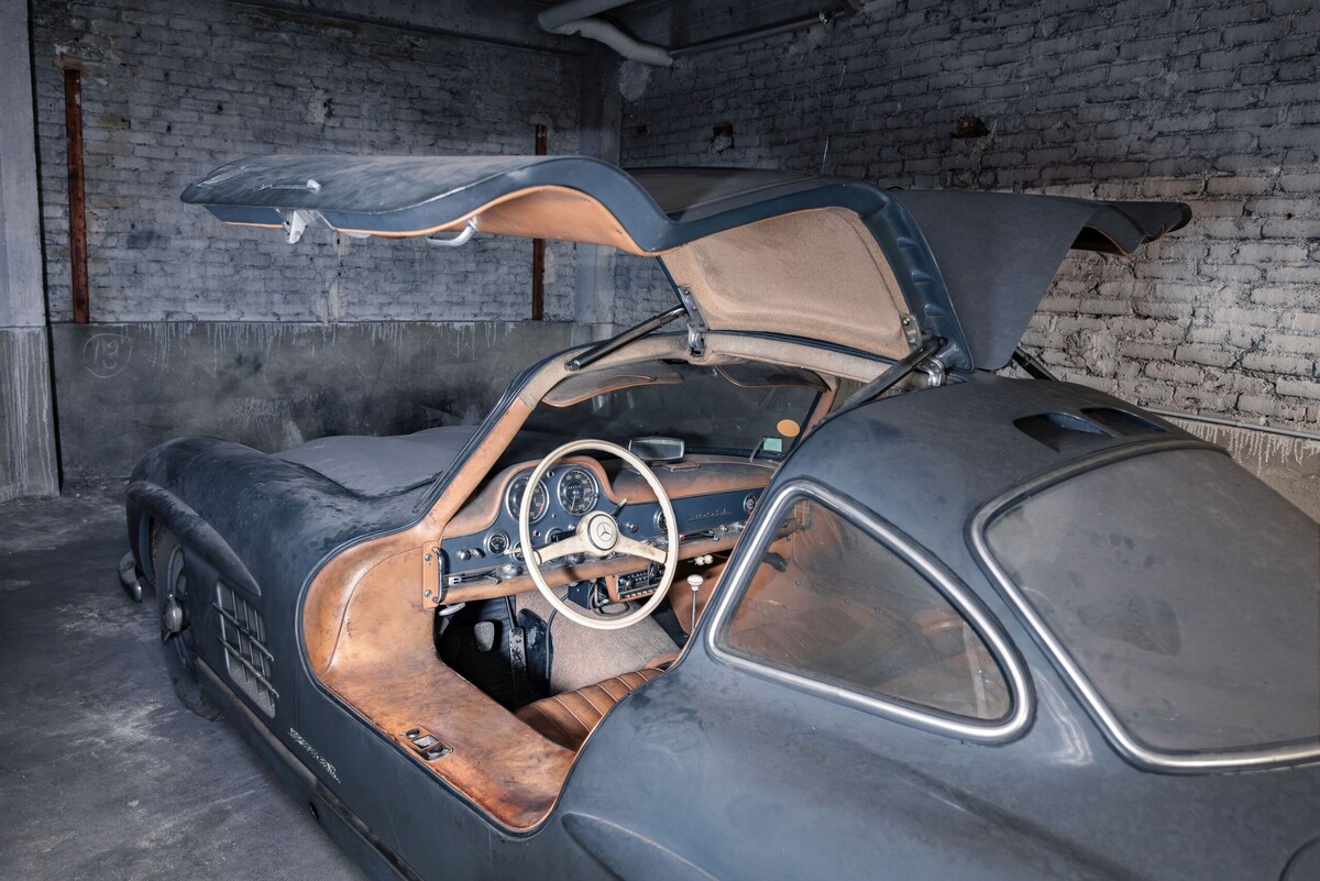   Mercedes-Benz 300 SL Gullwing   
Artcurial