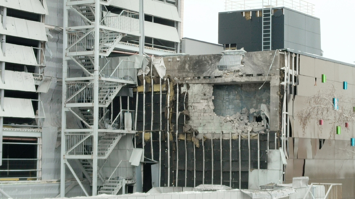 Повреждения при прилёте в здание ТЦ прямо напротив дома 14.