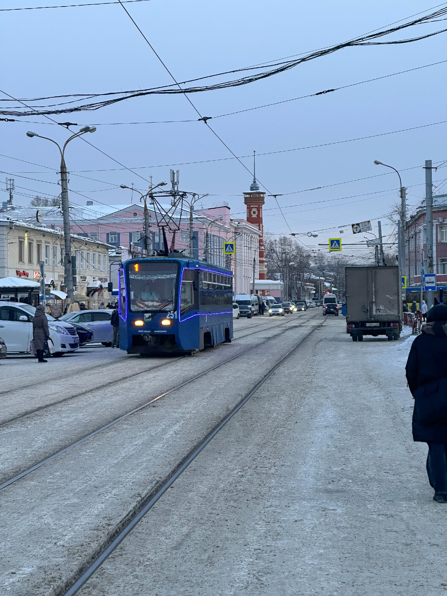 Несколько остановок по ходу движения, минуя пожарную каланчу, и по правой стороне возникнет храм Преображения