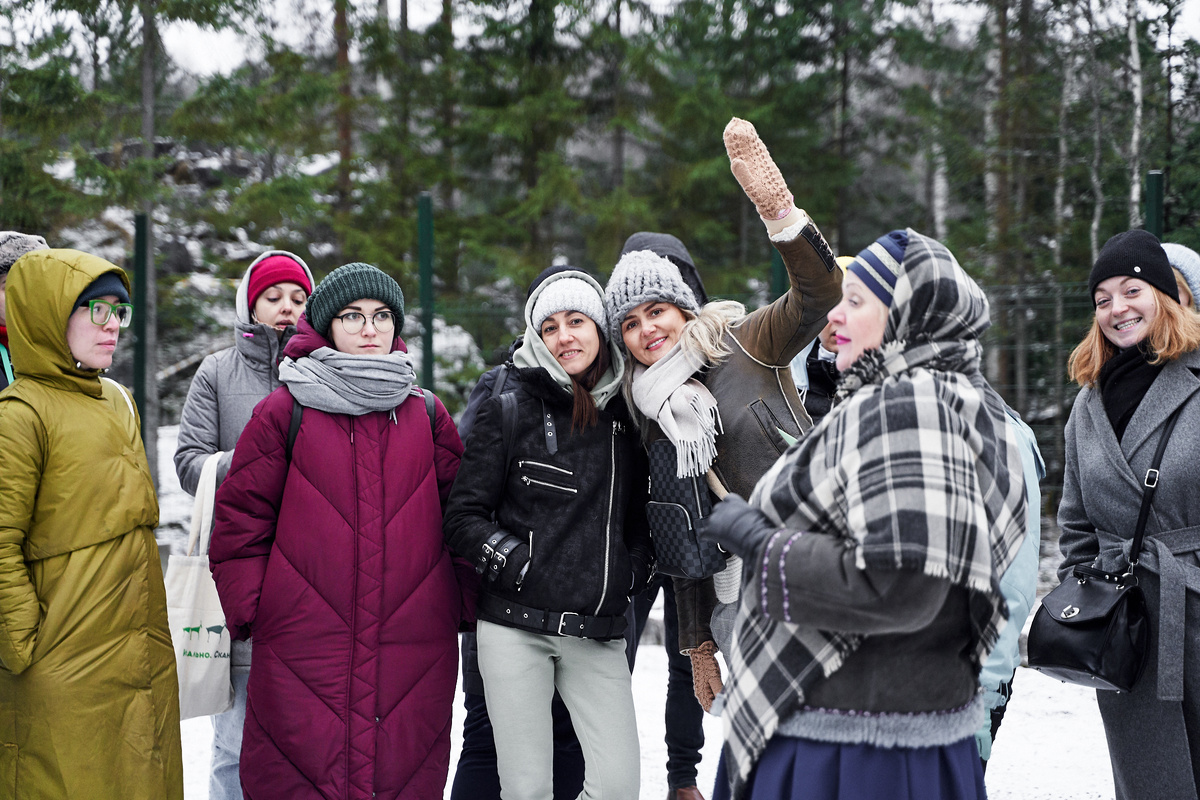 Группа туристов на экскурсии в Карелии