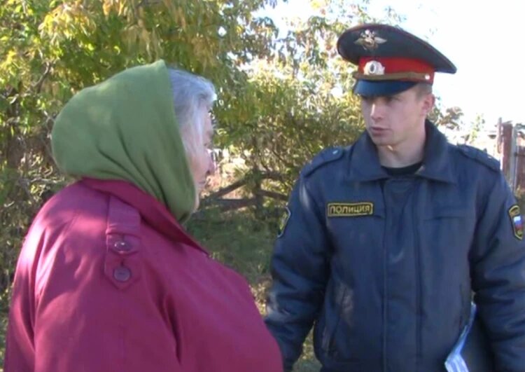 Полицейские опрашивали местных жителей