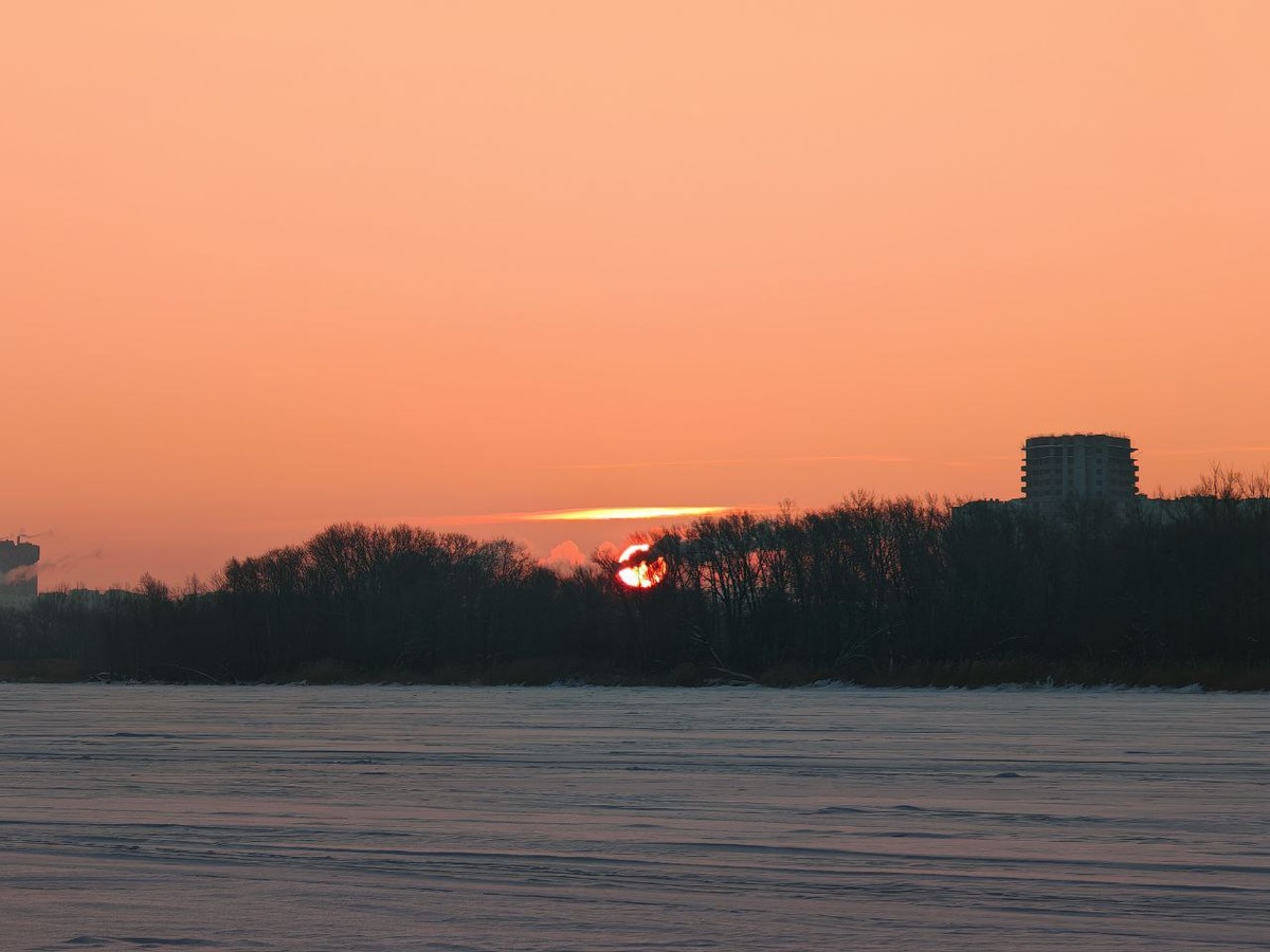 рассветное небо на замёрзшей Волге 🌅 