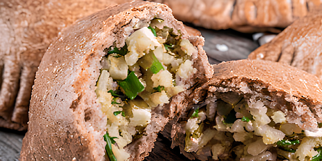 Пирожки из ржаной муки с яйцами, рисом и зелёным луком