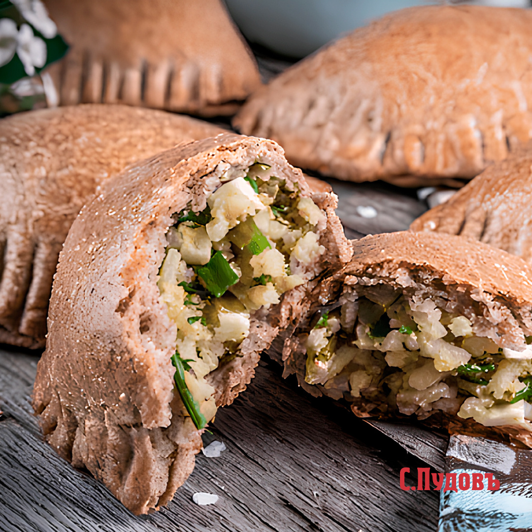 Пирожки из ржаной муки с яйцами, рисом и зелёным луком