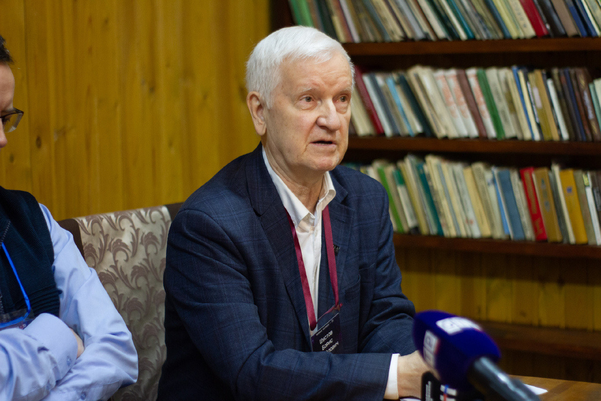 По словам Бориса Шустова, для наблюдения за Землей достаточно телескопа диаметром 30 см. Фото: Иван Карпов / УрФУ. 