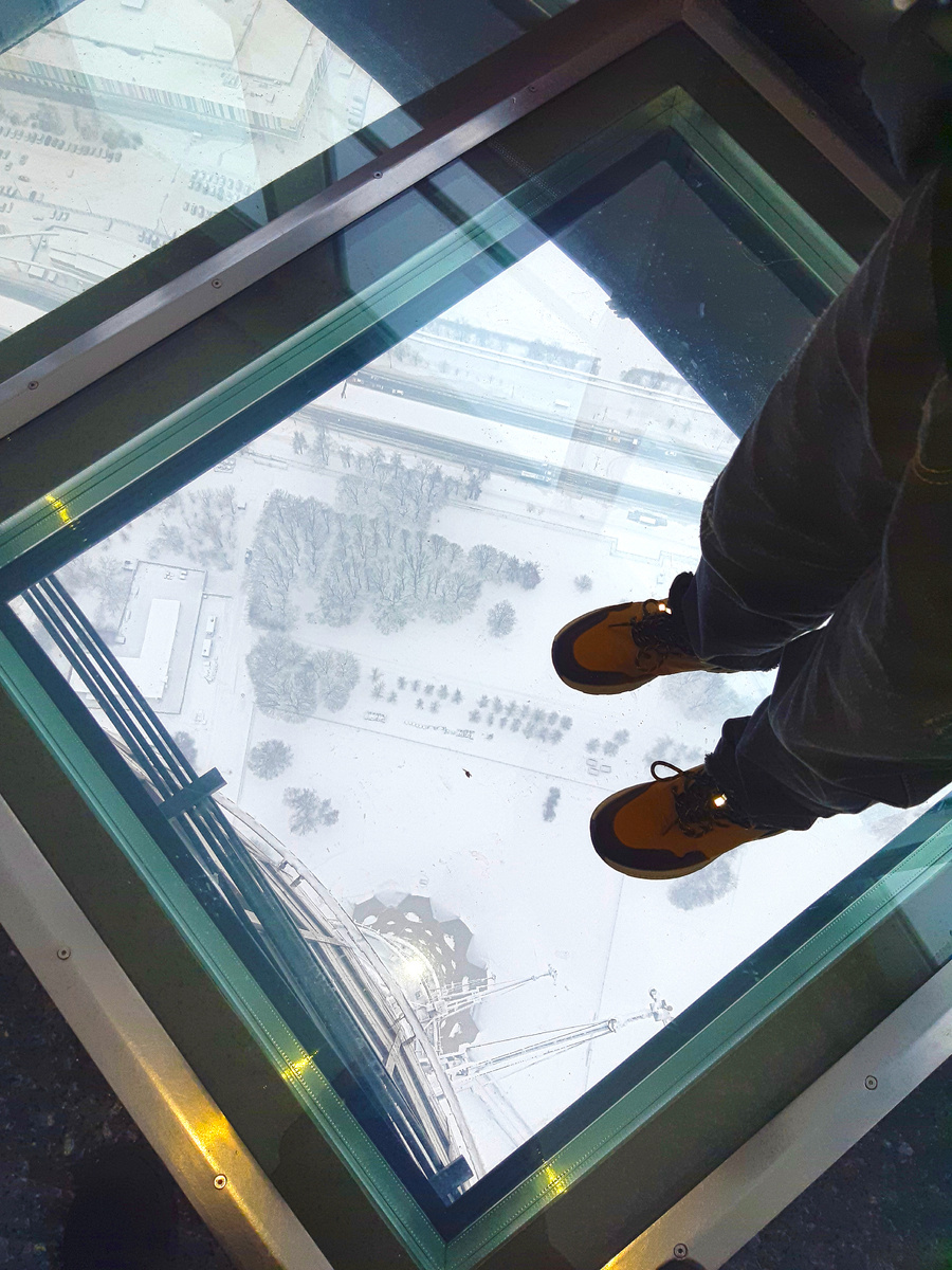 На стеклянном полу стоять сначала побаивался, но администратор его подначил, встав посередине соседнего стеклянного «квадрата».