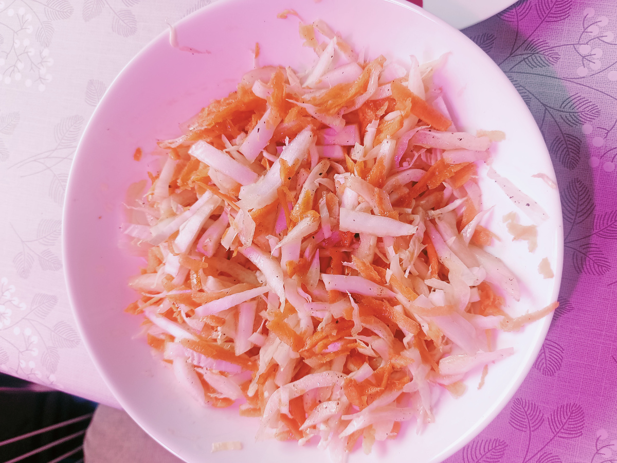 Фото автора. Сегодня на обед салат из пекинской капусты с морковью. Заправка: яблочный уксус, соевый соус и оливковое масло. 