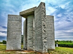 «Скрижали Джорджии» (англ. Georgia Guidestones) — ныне разрушенный монумент в округе Элберт в штате Джорджия, США. Состоял из шести гранитных плит высотой около 6 метров и общей массой 119 тонн. На плитах были нанесены надписи на восьми современных языках, включая русский, и четырёх древних. ru.ruwiki.ruru.wikipedia.org*