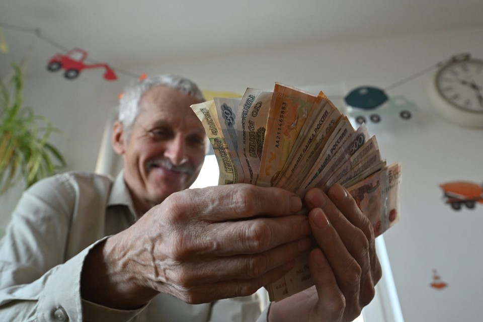    Липчане предпочитают хранить средства в рублях. Евгения ГУСЕВА