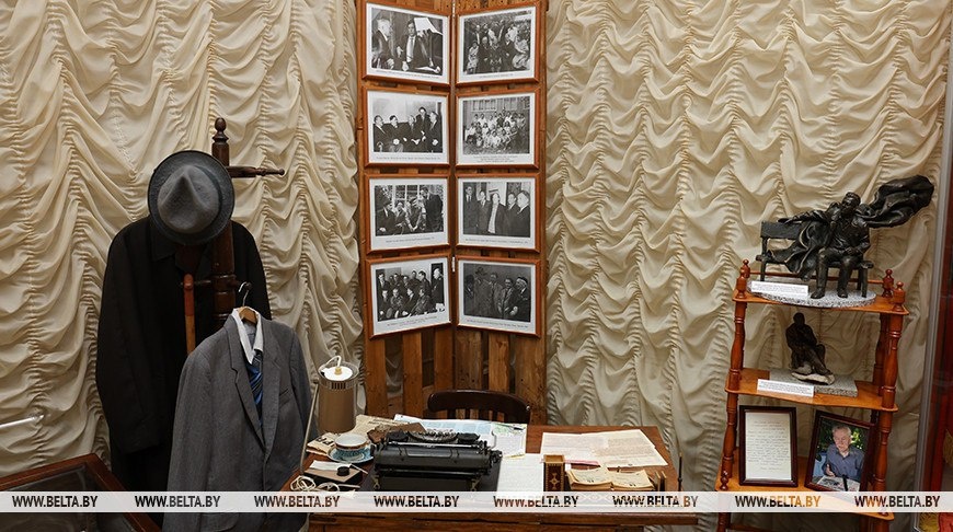 📚К 105-летию со дня рождения Ивана Шамякина в Добрушском краеведческом музее воссоздали рабочий кабинет писателя