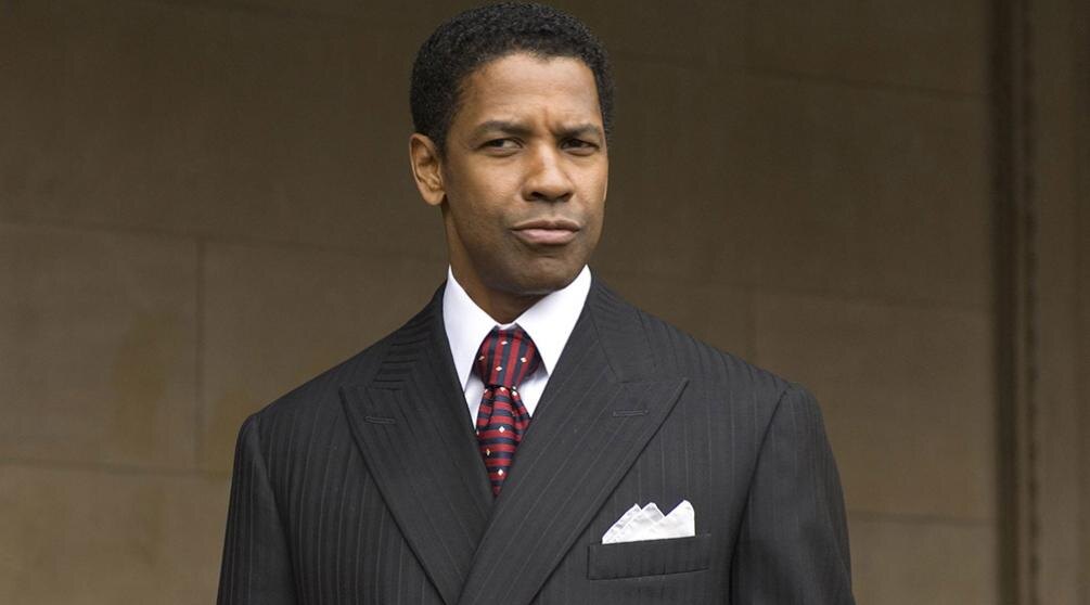 Дензел Вашингтон — выдающийся американский актер, режиссер и продюсер, один из самых уважаемых и узнаваемых деятелей Голливуда, часто описываемый как актер, изменивший концепцию классической кинозвезды благодаря своим ролям, полным изящества, достоинства и внутренней силы. Двукратный лауреат премии «Оскар» за фильмы «Слава» и «Тренировочный день»