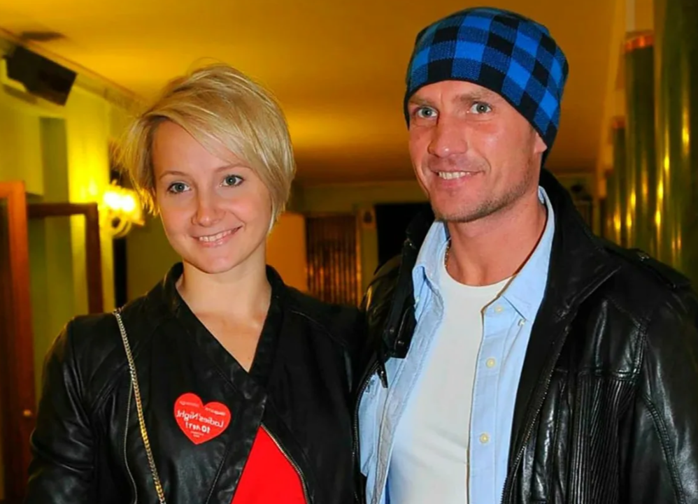 на фото Оксана Домнина и Роман Костомаров