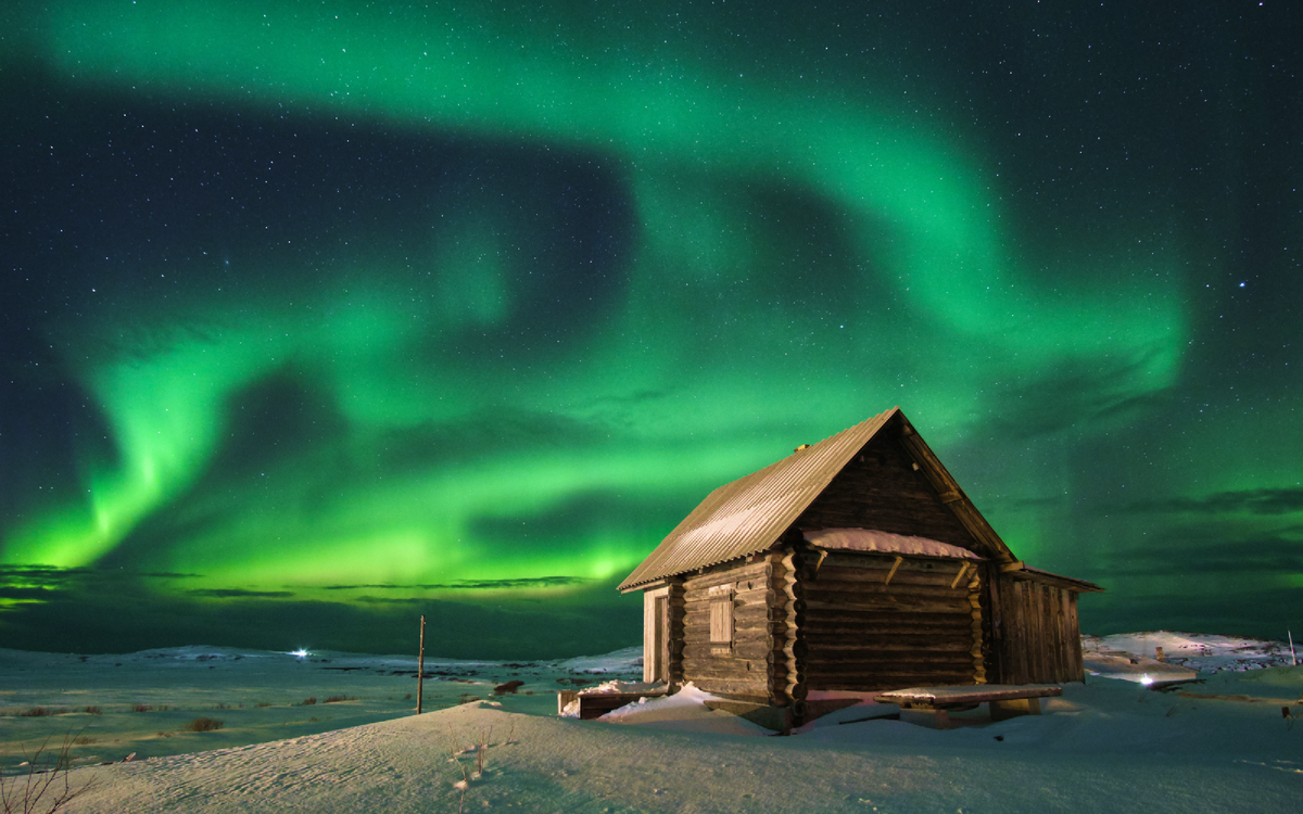 Фото северного сияния на побережье Баренцева моря на Кольском полуострове