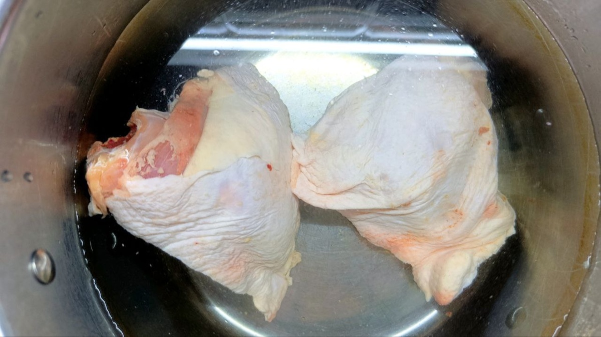 Для бульона я беру куриное бедро с небольшой частью спинки.