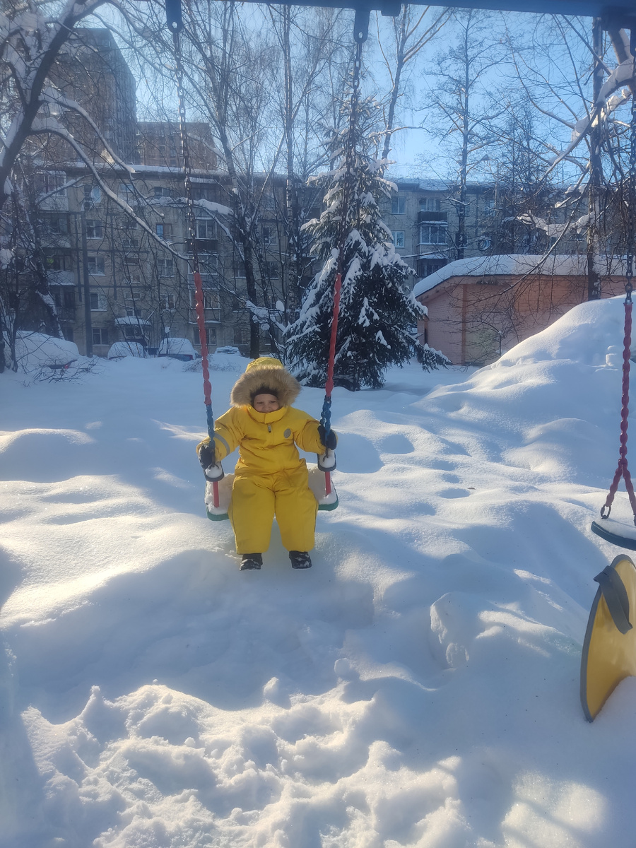 Только на качелях покачаться остаётся 