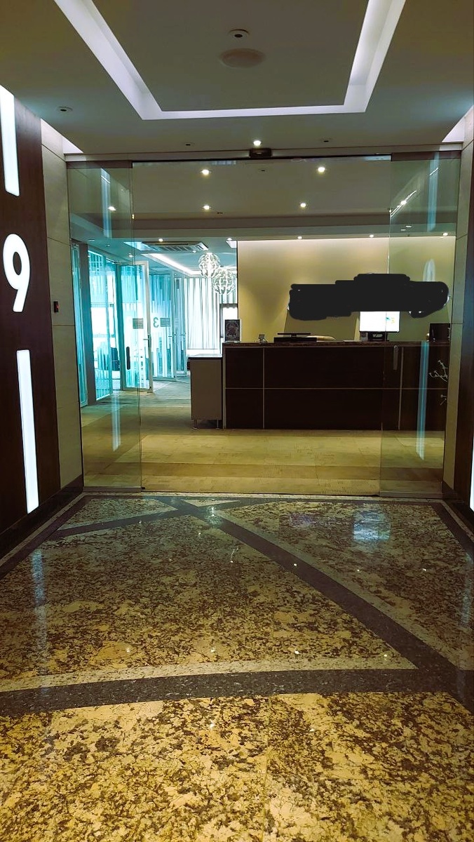 Тот самый вход в мою бывшую "золотую клетку". Последний кадр перед свободой