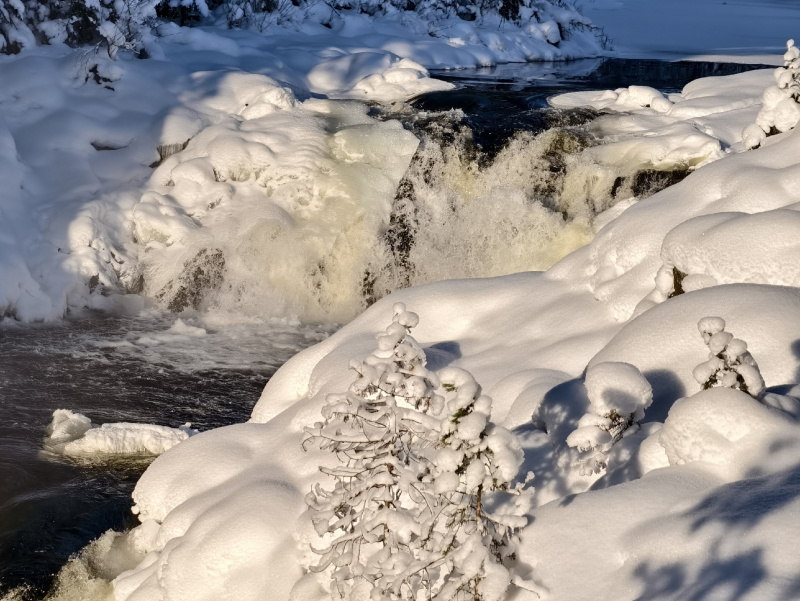    Водопад Кивач в Карелии утонул в лучах зимнего солнцаГосударственный природный заповедник «Кивач» / VK