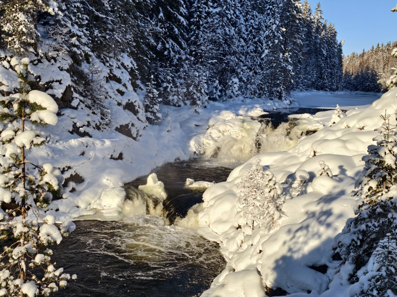    Водопад Кивач в Карелии утонул в лучах зимнего солнцаГосударственный природный заповедник «Кивач» / VK