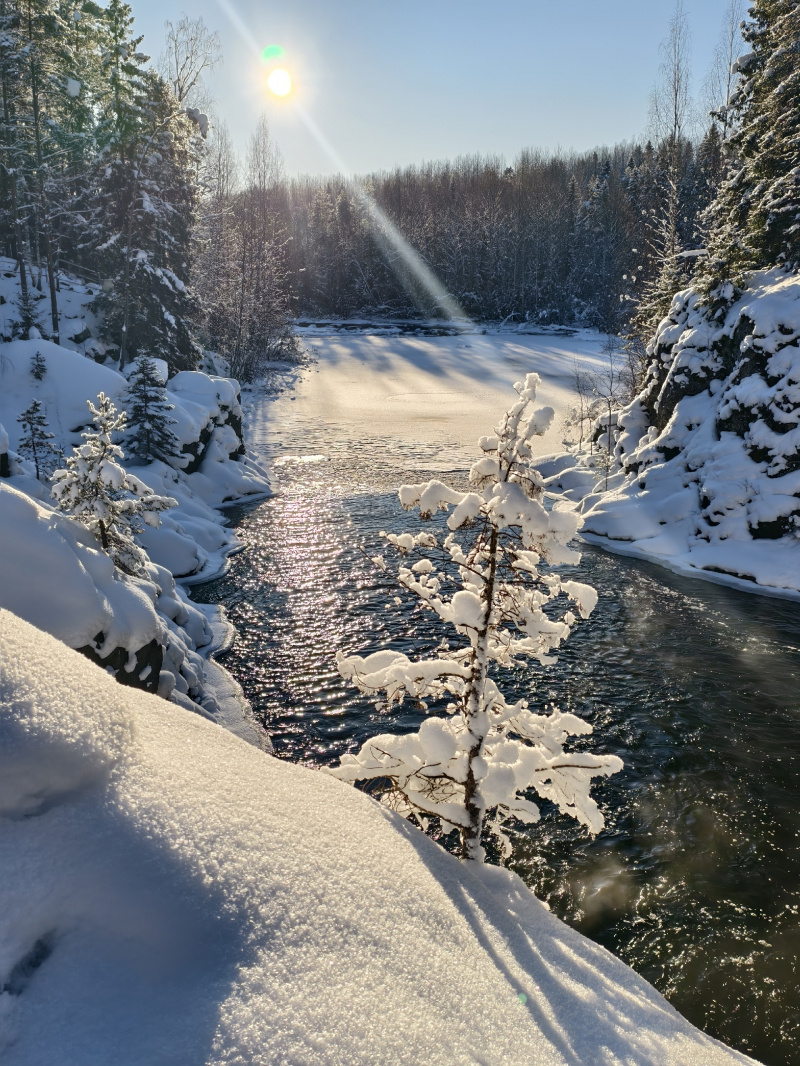    Водопад Кивач в Карелии утонул в лучах зимнего солнцаГосударственный природный заповедник «Кивач» / VK