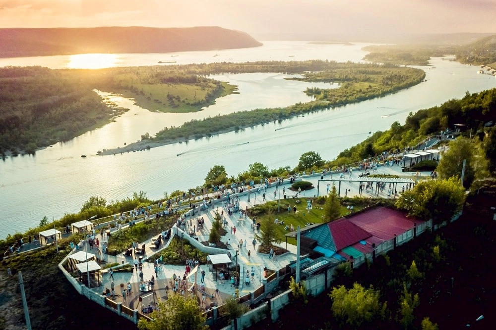 "- Ах, Самара-городок, беспокойная я, Беспокойная я, успокой ты меня!"