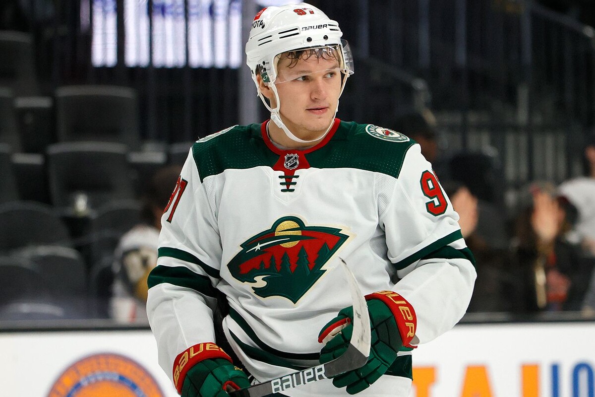 Источник: https://img.championat.com/s/1350x900/news/big/e/v/tolko-tri-dejstvuyuschih-igroka-nhl-zabrosili-150-shajb-bystree-kirilla-kaprizova_17109155151196617538.jpg