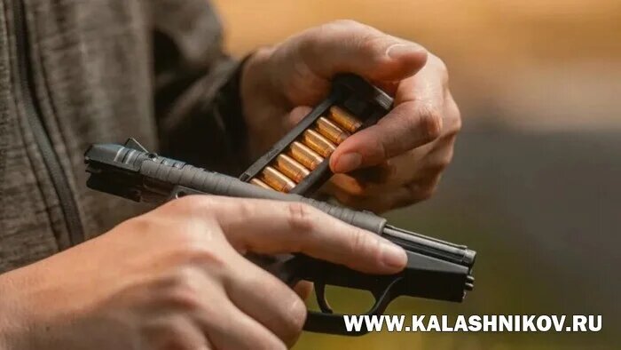 Интегрированный в рукоятку неотъёный магазин пистолета KelTec PR-3AT снаряжается сверху из комплектных многоразовых обоймы
